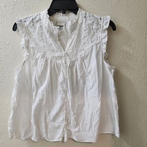 A New Day Blouse Medium Womens Lacy Frilly White Button Up Summer Floral Tanktop